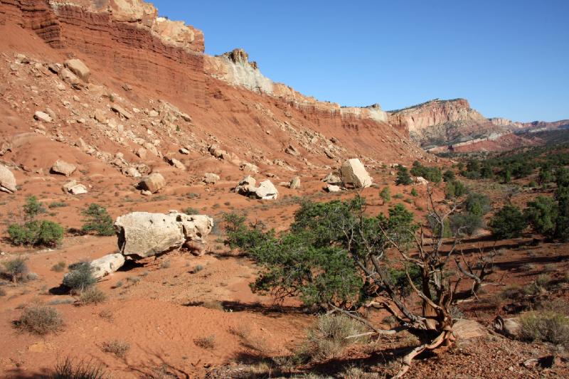 R08_6470.jpg - Just amazing colors and rock formations