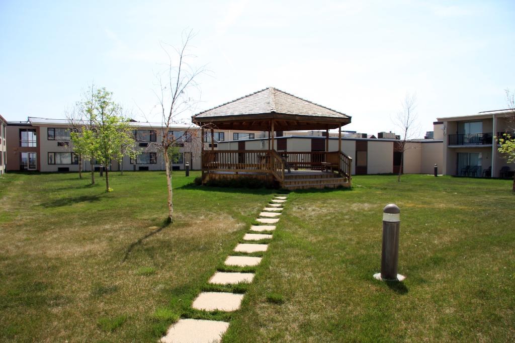 RAP_9256.jpg - Gazebo and courtyard for Booze Brothers