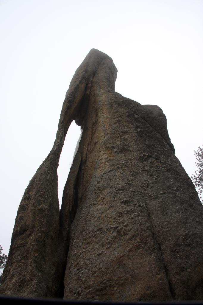 RAP_9500.jpg - Interesting rock formation on top of 87