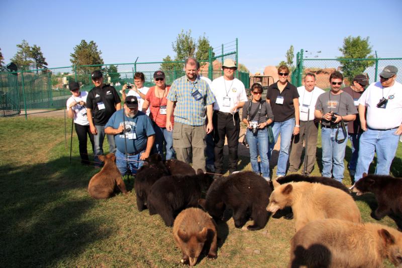 C09_5846.jpg - A bunch of us checking out the bear cubs. I was here in may and they are about 3 times as big as they were then; 50-75 pounds now.