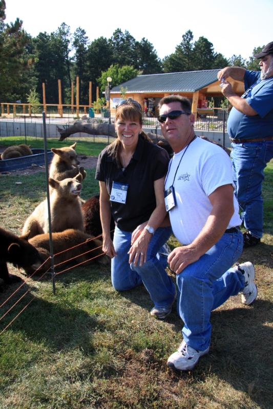 C09_5926.jpg - Dean and Deb with the bears