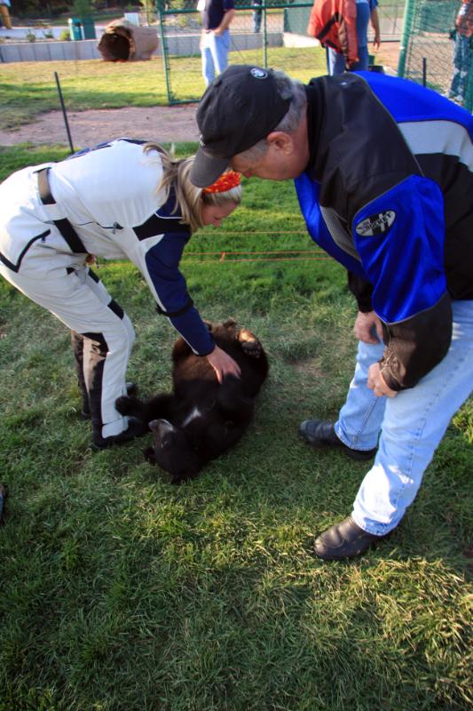 C09_6156.jpg - He seems to like the belly rub