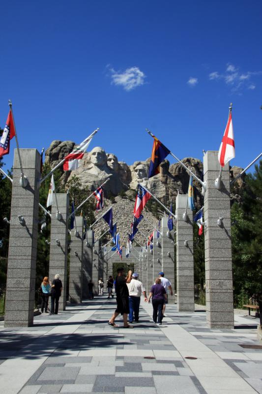C09_5781.jpg - The Walk of Flags as you approach the monument