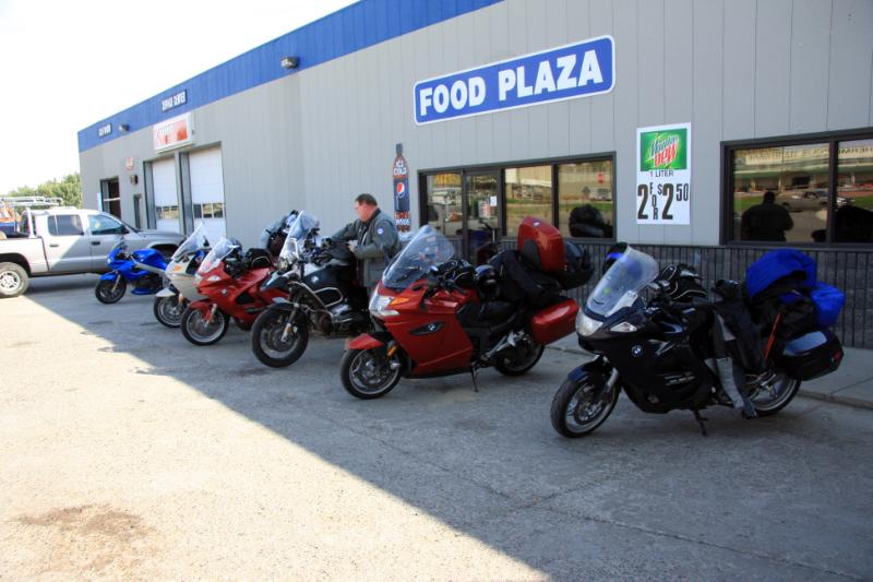 C09_5715.jpg - We met up with Jeff and Ruth from TX, Dean and Deb from CO in Dubois, and then caught up with Jimbo and Cheryl from TX in Thermopolis, WY. We're gathered for a gas stop.