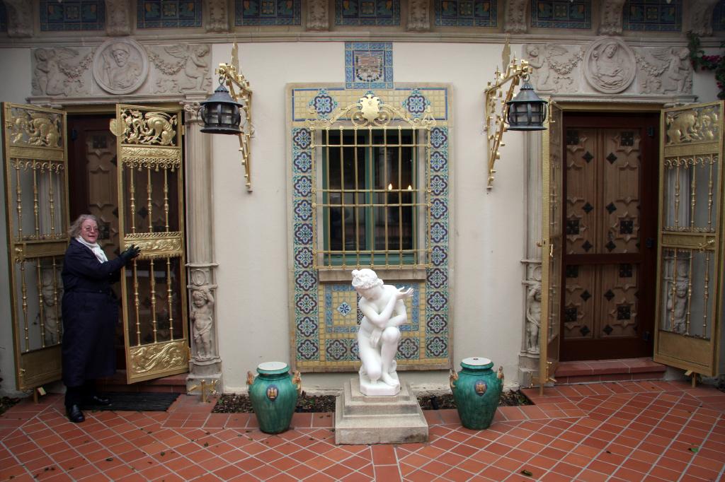 SSM_8582.jpg - Entrance to Hearst's private guest house
