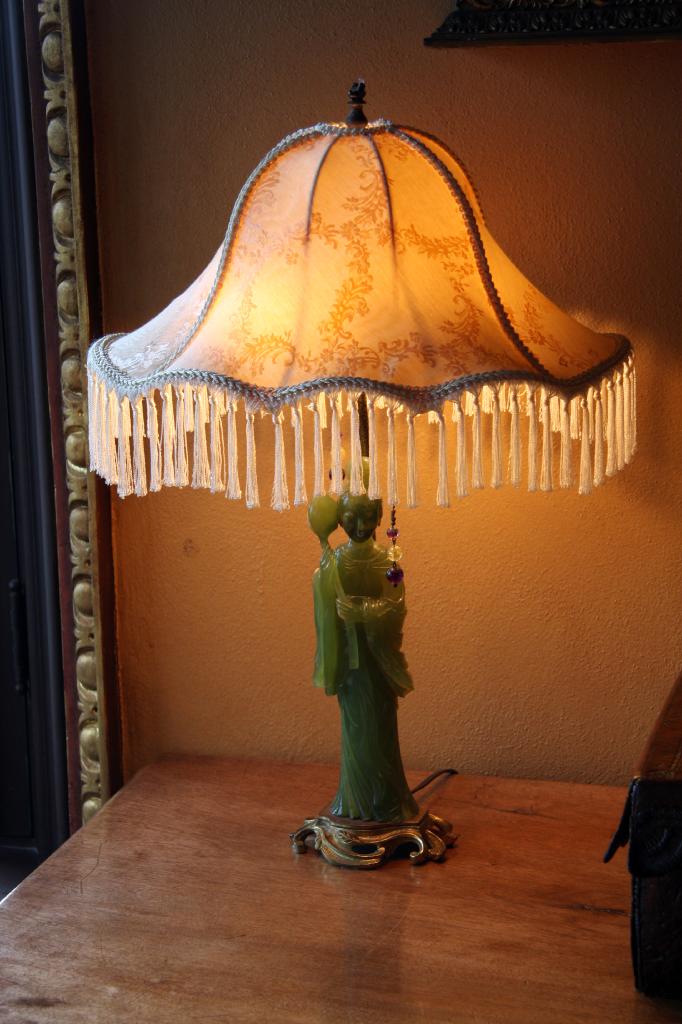 SSM_8593.jpg - Another jade lamp, there are a lot of interesting light fixtures here