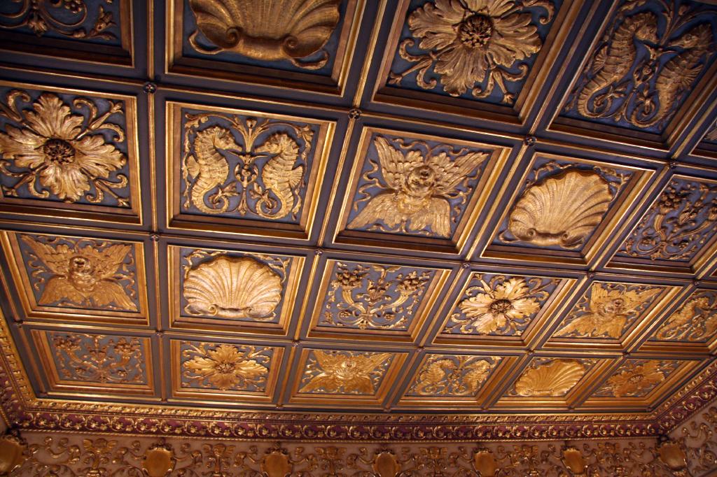 SSM_8596.jpg - The ceiling in another room. Everyplace you go in this house is covered in some kind of artwork.