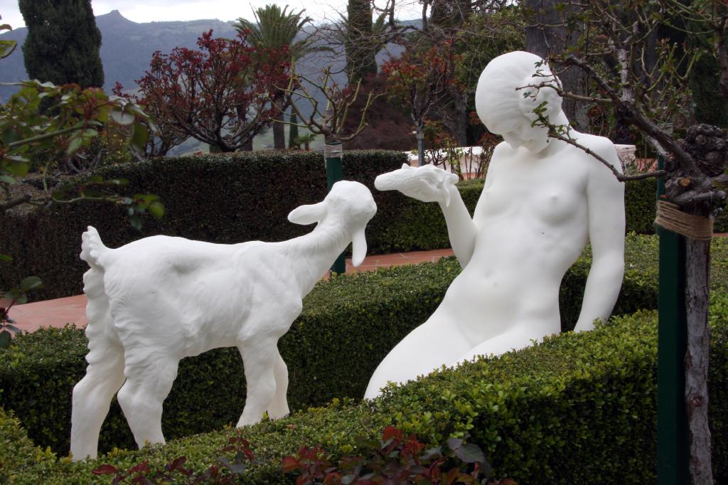 SSM_8600.jpg - Another intricate statue, although I'm not sure what you have to smoke to come up with a nude Princess Leia feeding corn on the cob to a lamb.