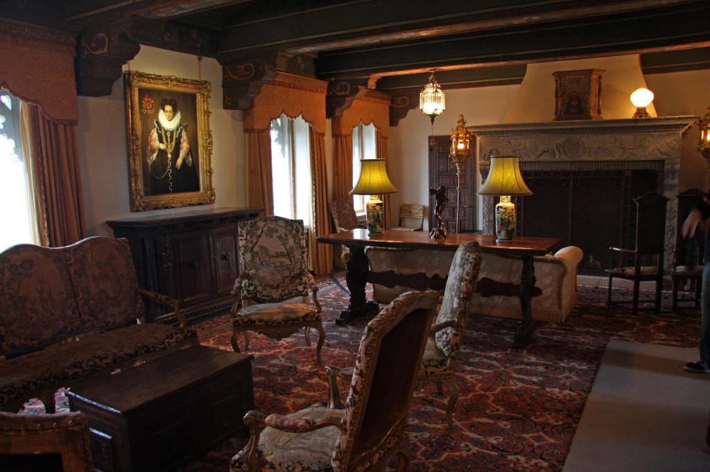 SSM_8625.jpg - Large parlor, the wordwork and ceilings were amazing. Unfortunately the pictures of those didn't turn out.