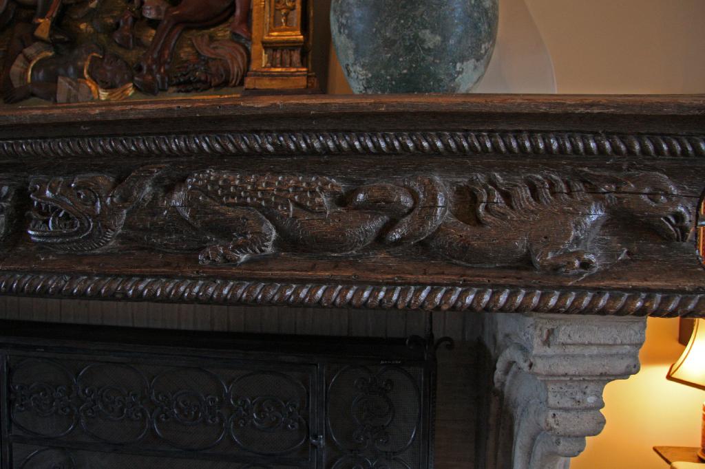 SSM_8627.jpg - Cool dragon carvings on the mantle