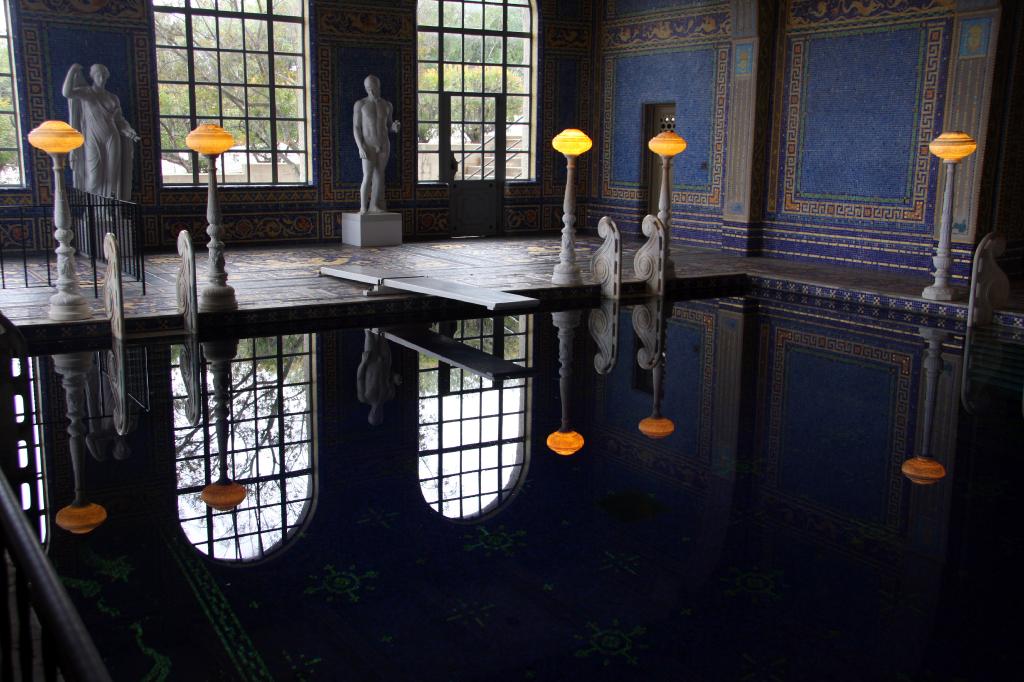 SSM_8639.jpg - I really like the lights in here. Also notice the carved marble ladders for getting out of the pool