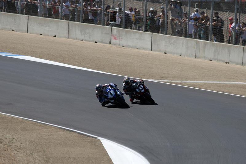 Spies passing lap traffic in Turn 4