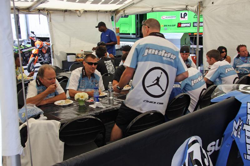 MG8_1764.jpg - Aaron Yates having lunch with the team