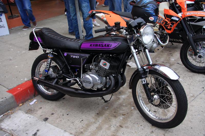 MG8_4948.jpg - Kawi 750 triple, goin' old school