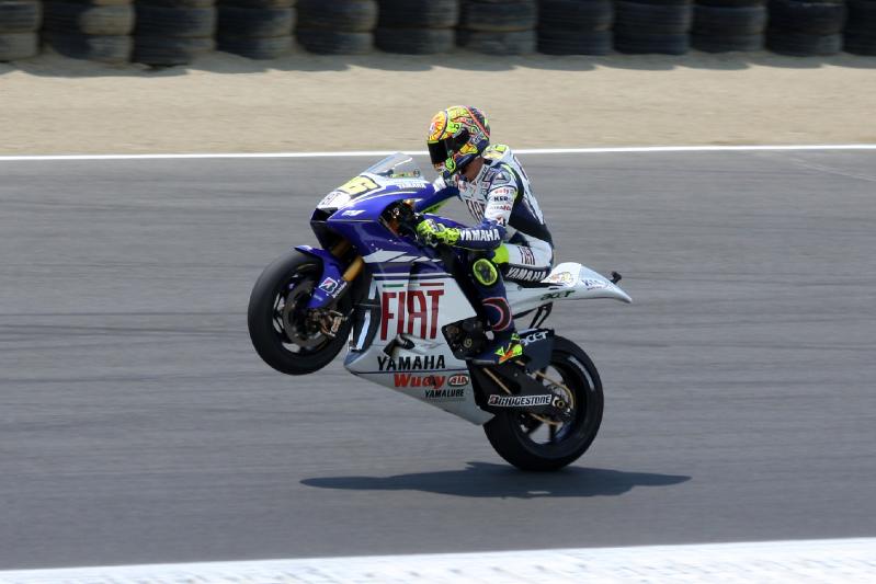 MG8_4850.jpg - Rossi putting on a little show for the crowd