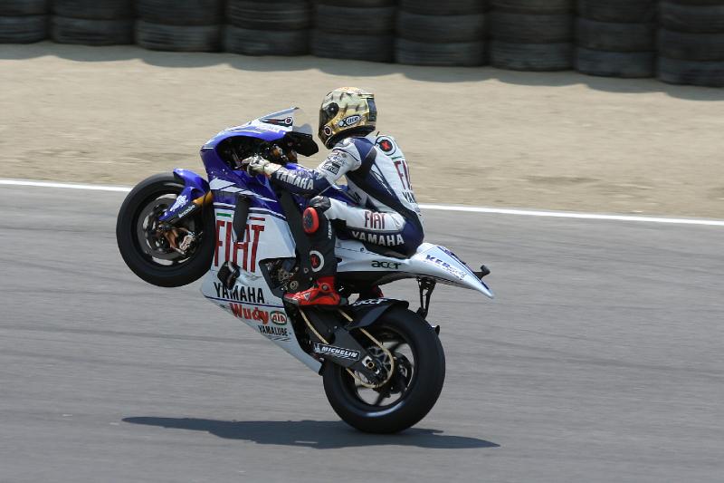 MG8_4862.jpg - Lorenzo keeping the team colors up as well