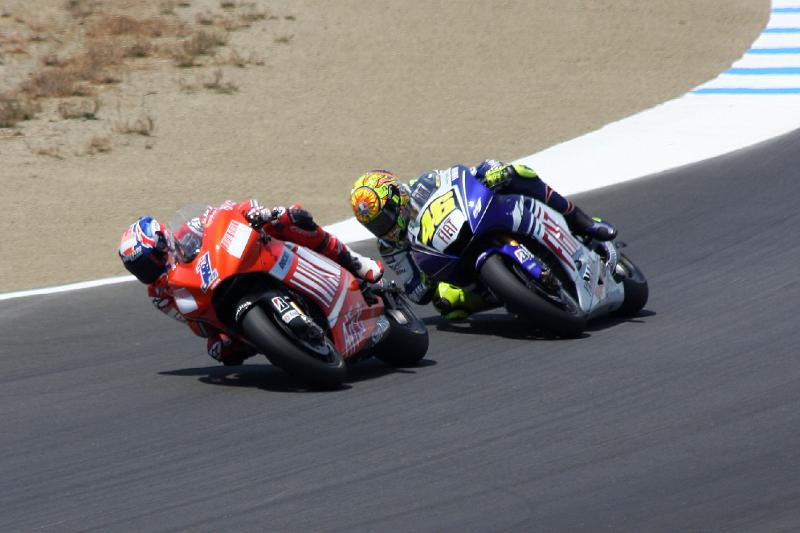 MG8_6073.jpg - Stoner leads Rossi! They swapped the lead a few times (until Stoner dropped the bike in 11)