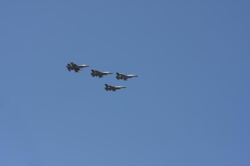 M09_5098.jpg - Air Force flyover at the start of the race